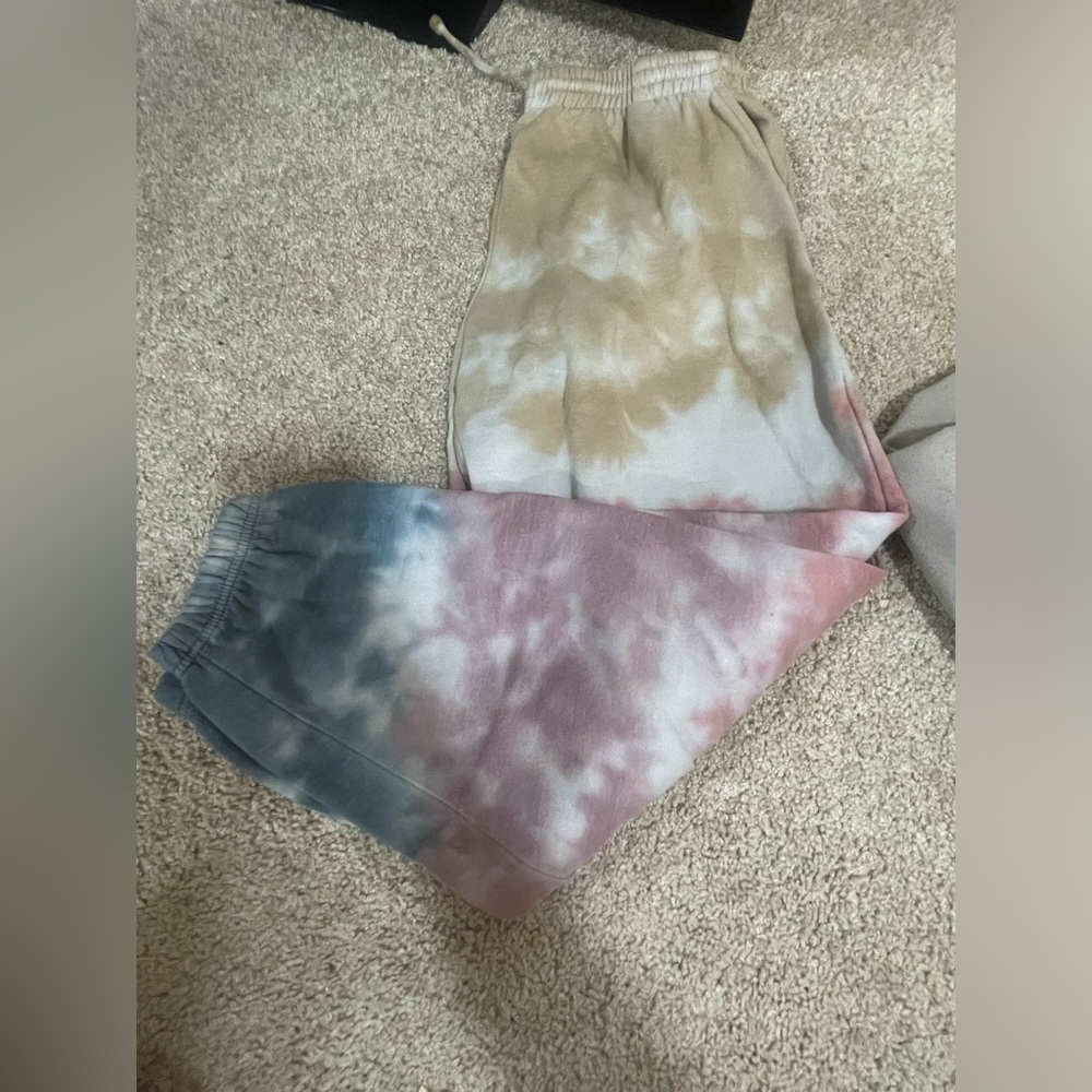 Sweat pants with drawstring and cuffed legs